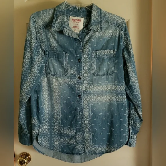 MOSSIMO SUPPLY COMPANY WOMEN'S BOYFRIEND FIT DENIM LIGHT WASHED SHIRT IN SIZE S - Picture 1 of 3